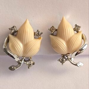 Vintage earrings by Lisner screwback leaf design tan cream color silver tone